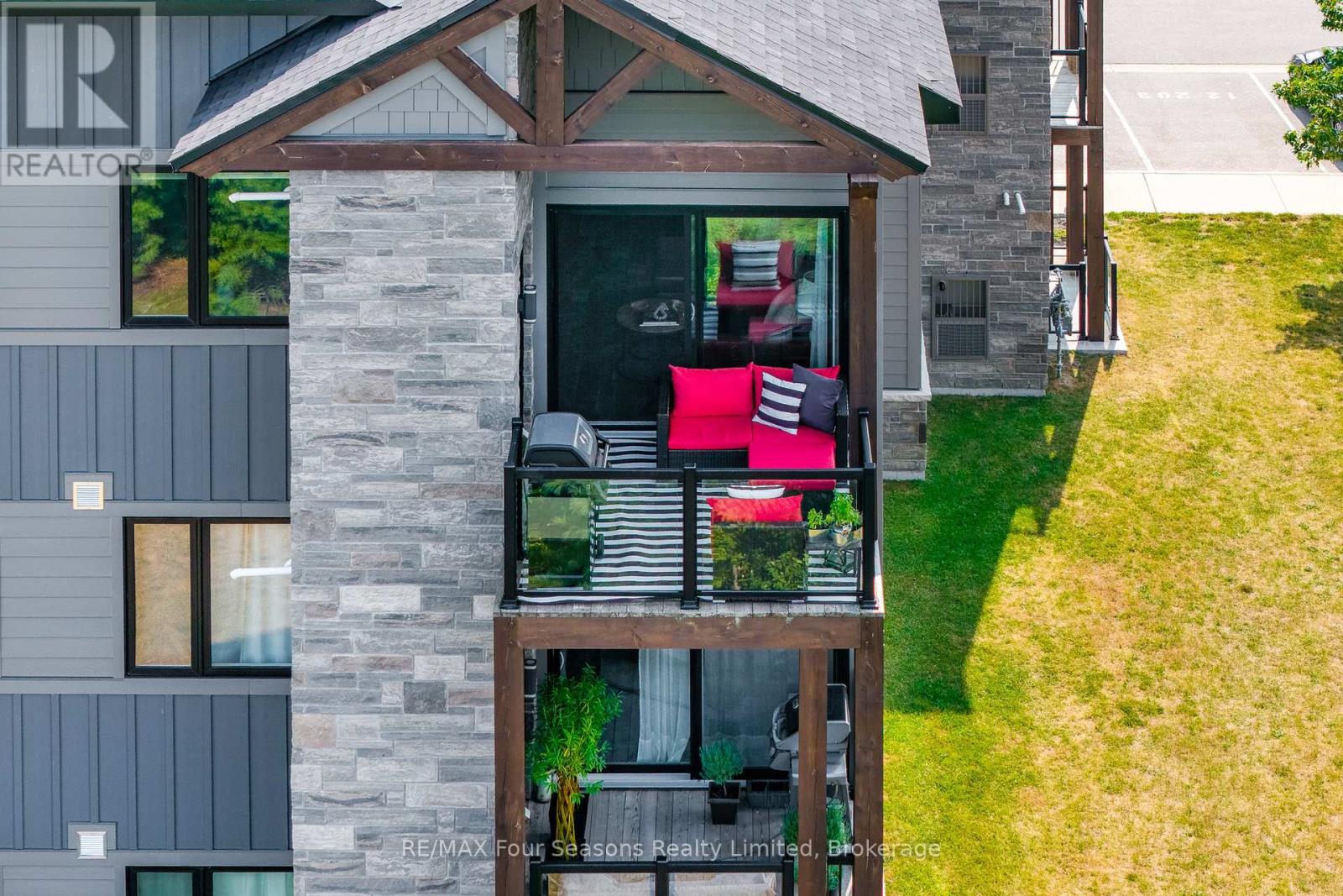 Photo 9 of 302 12 Beausoleil Lane, Blue Mountains ON
