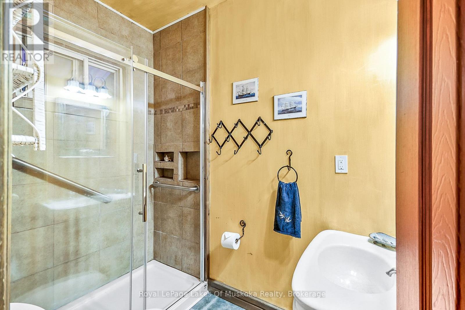 Photo 17 of 1005 Kirbys Beach Road, Bracebridge ON