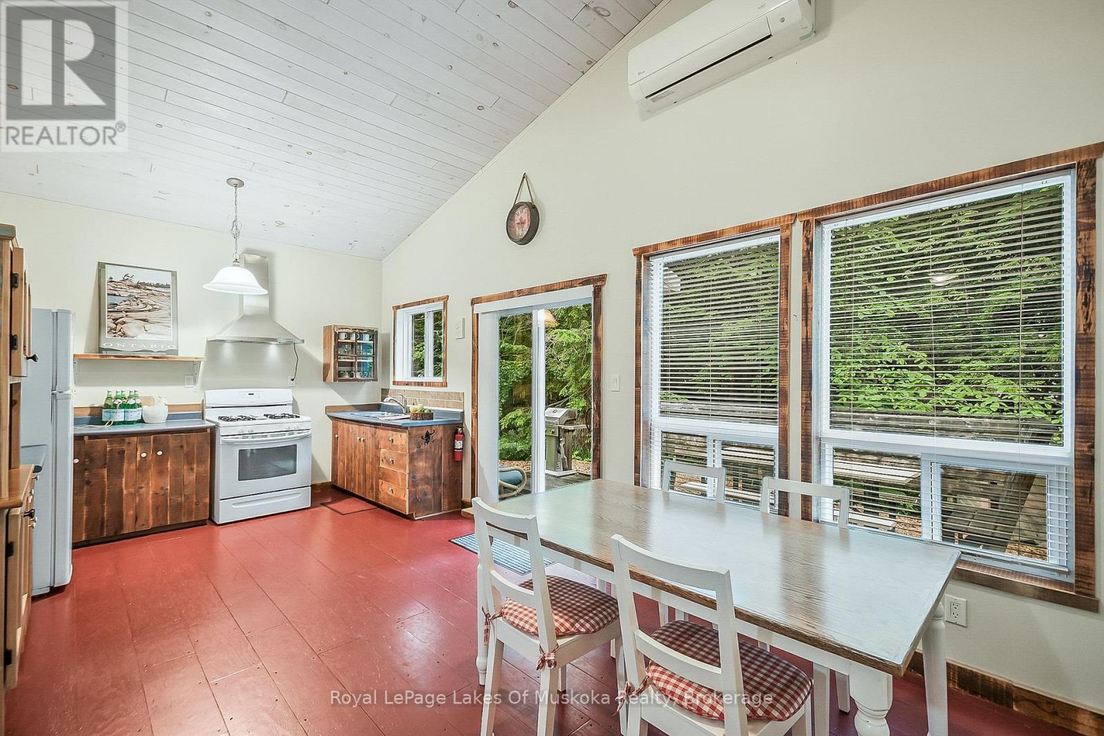 Photo 15 of 1009 Kirbys Beach Road, Bracebridge ON