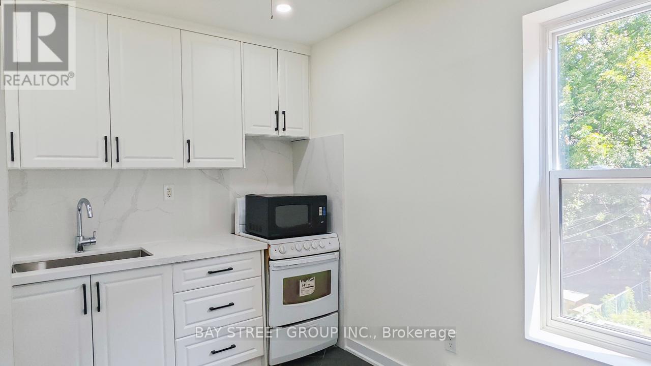 Photo 6 of Upper 859 1 2 Bathurst Street, Toronto ON