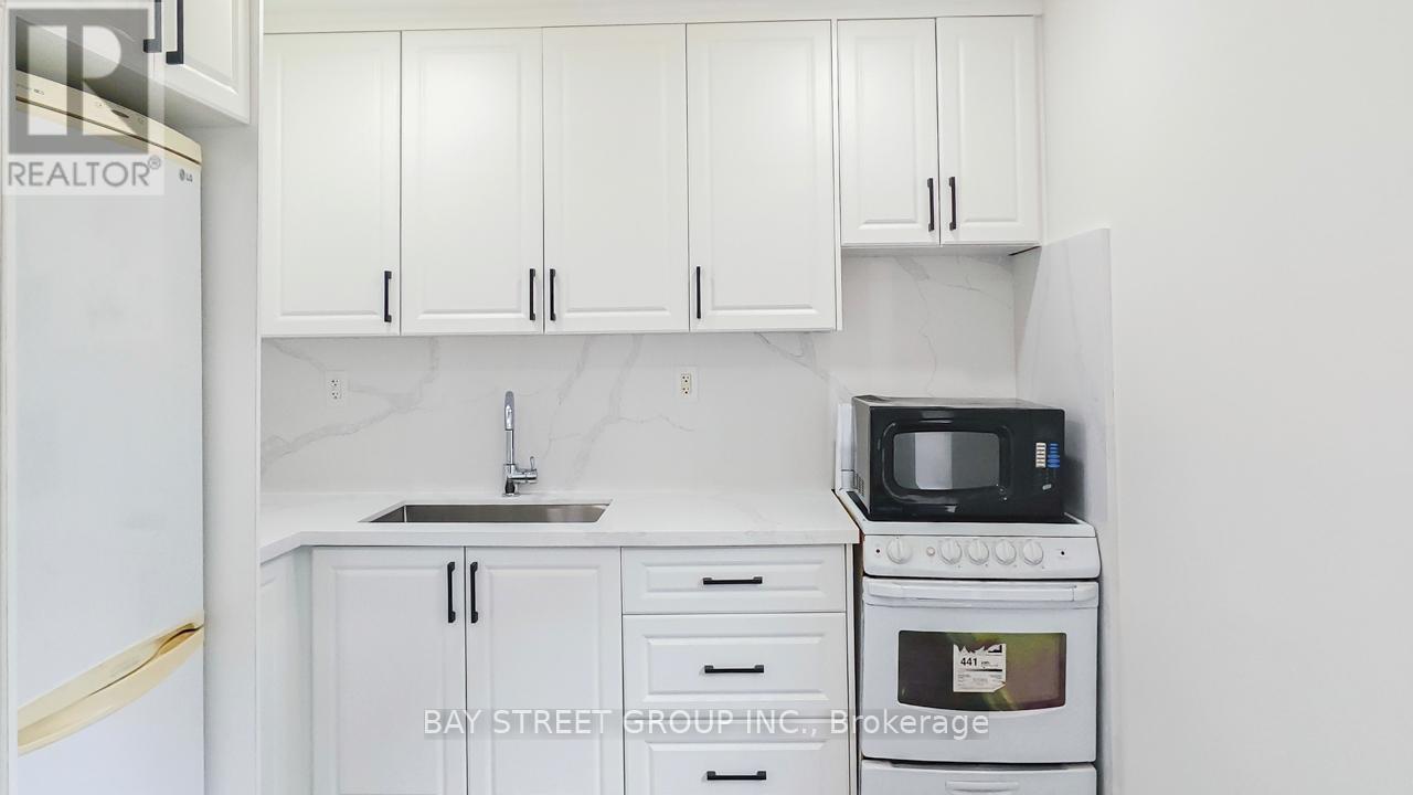 Photo 4 of Upper 859 1 2 Bathurst Street, Toronto ON