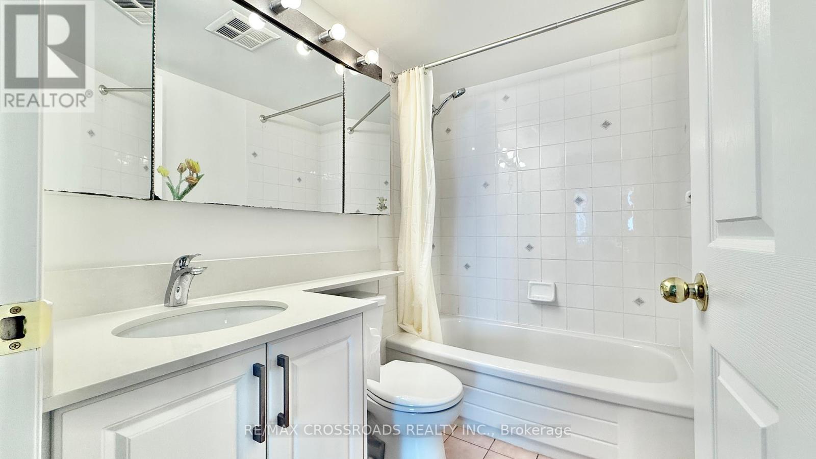 Photo 11 of 705 8 Pemberton Avenue, Toronto ON