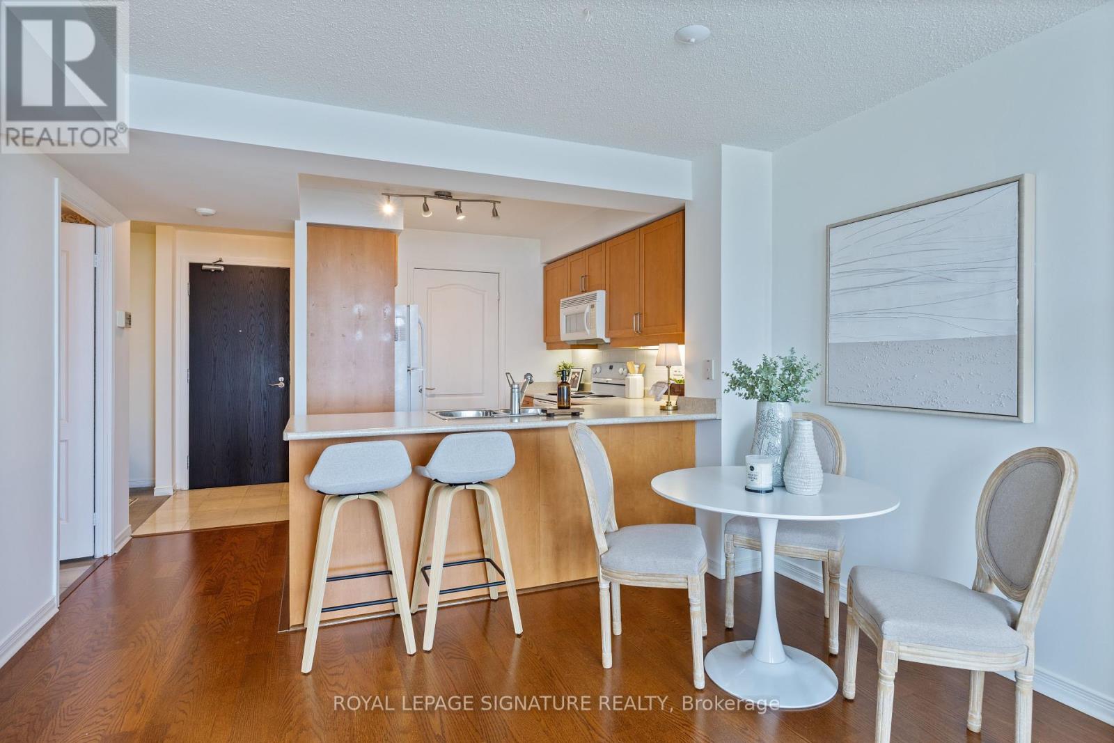 Photo 8 of 402 205 The Donway W, Toronto ON