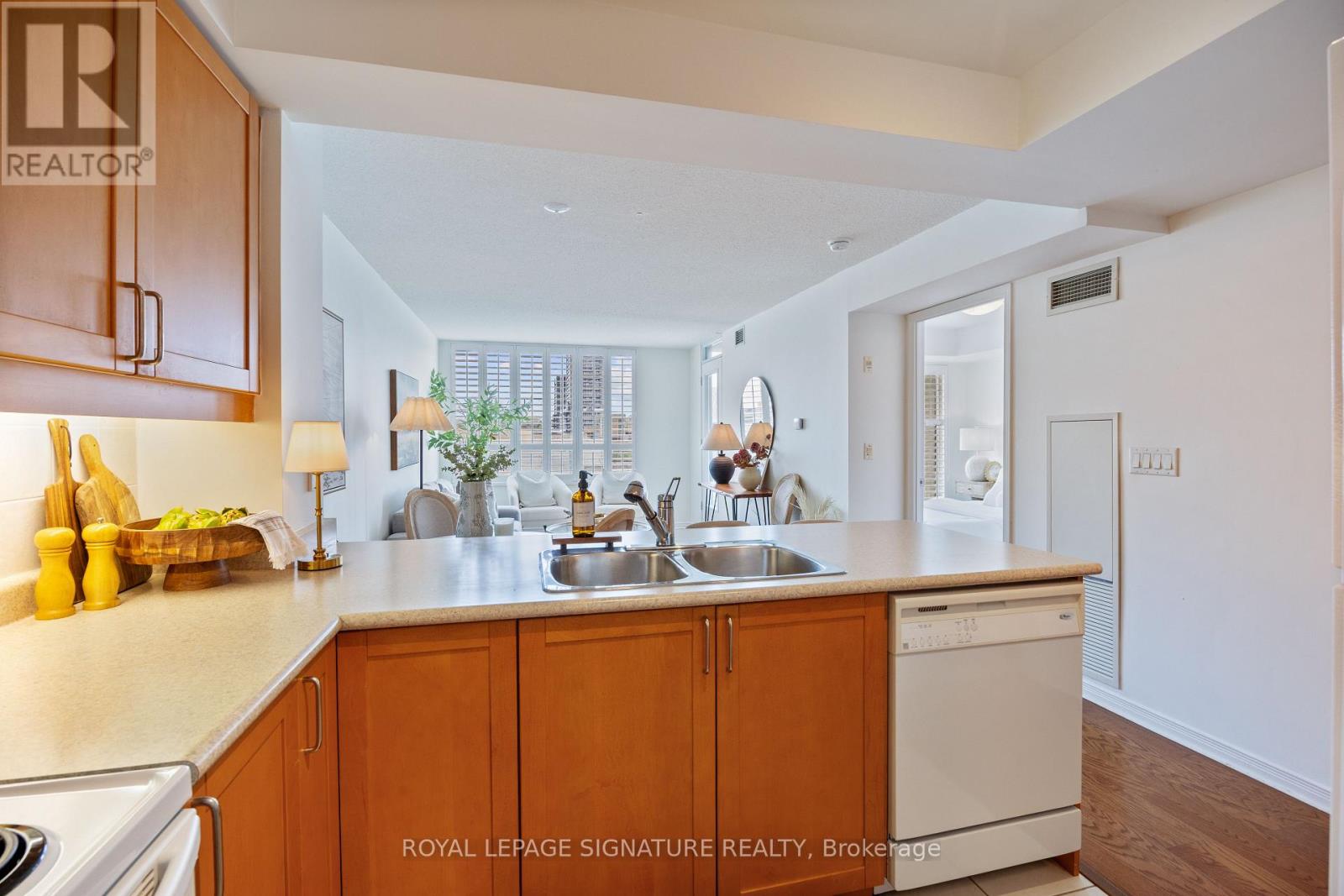 Photo 26 of 402 205 The Donway W, Toronto ON