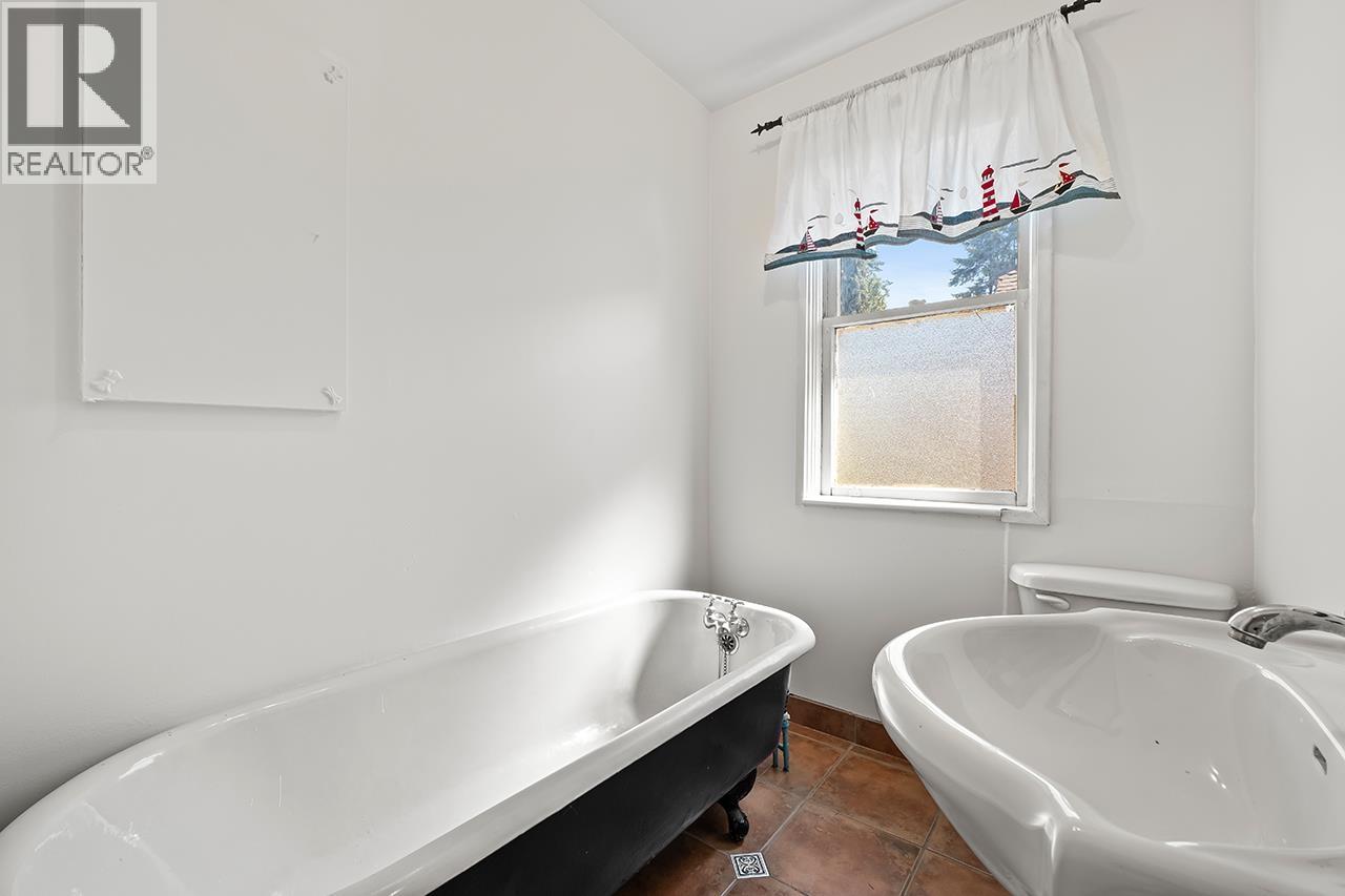 Photo 13 of 1027 Nanaimo Street, New Westminster BC