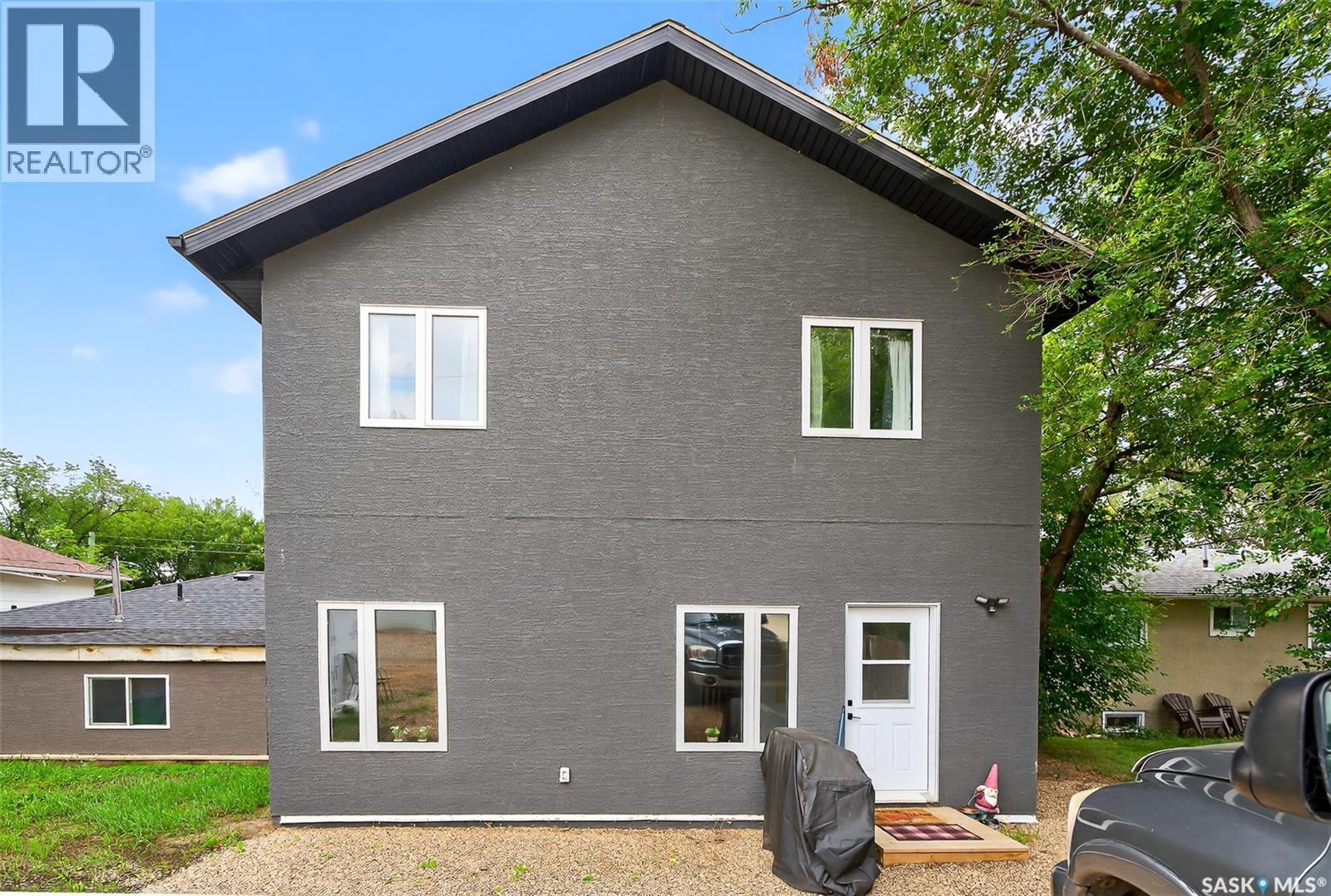 Photo 11 of 1034 Stadacona Street W, Moose Jaw SK