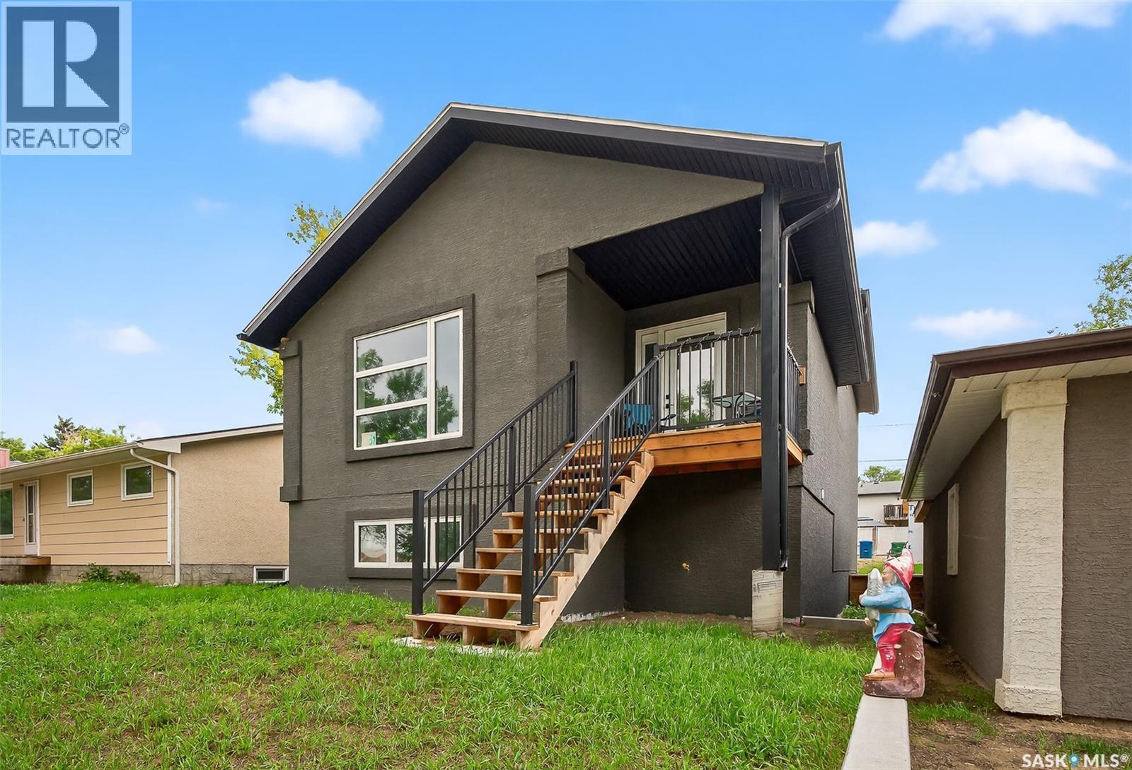 Photo 2 of 1034 Stadacona Street W, Moose Jaw SK