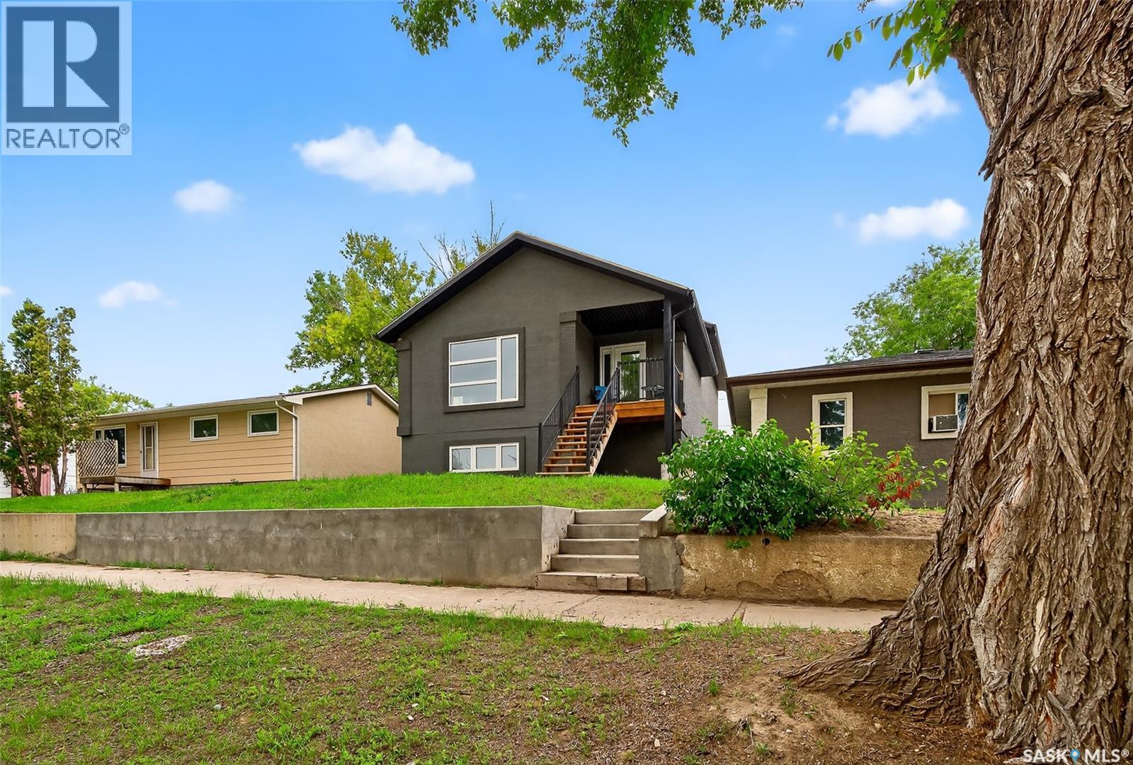Photo 4 of 1034 Stadacona Street W, Moose Jaw SK