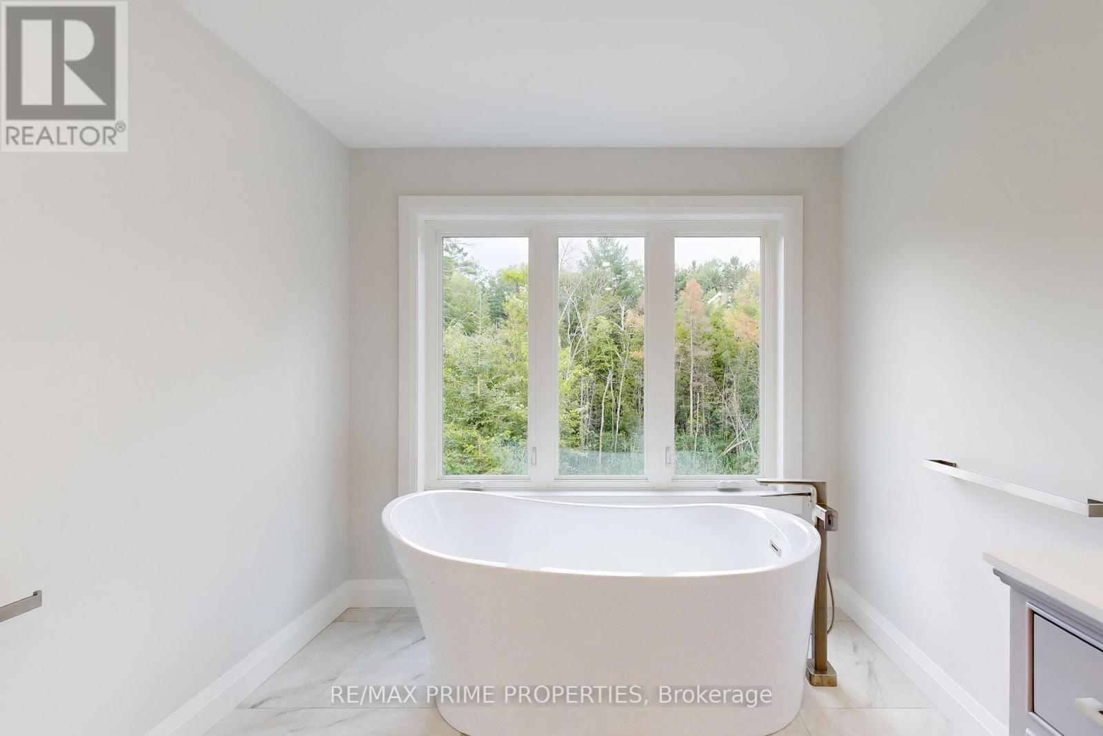 Photo 18 of 118 Valerie Crescent, Wasaga Beach ON
