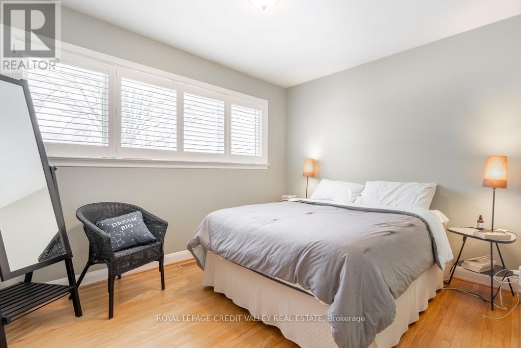 Photo 8 of 535 Taplow Crescent, Oakville ON