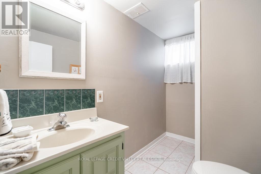 Photo 15 of 535 Taplow Crescent, Oakville ON