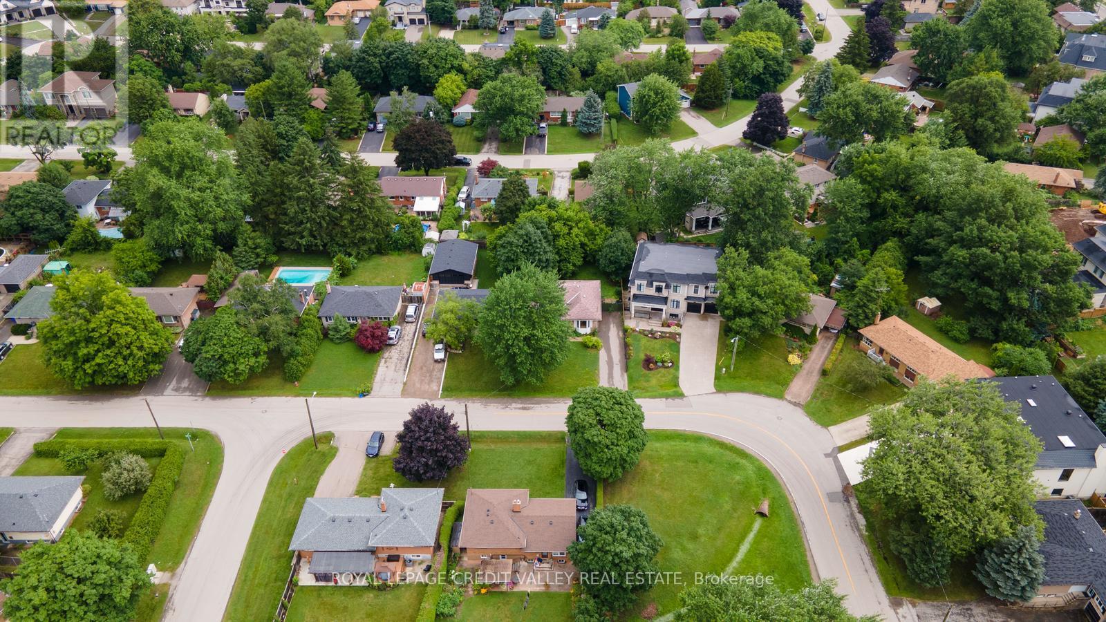 Photo 16 of 535 Taplow Crescent, Oakville ON
