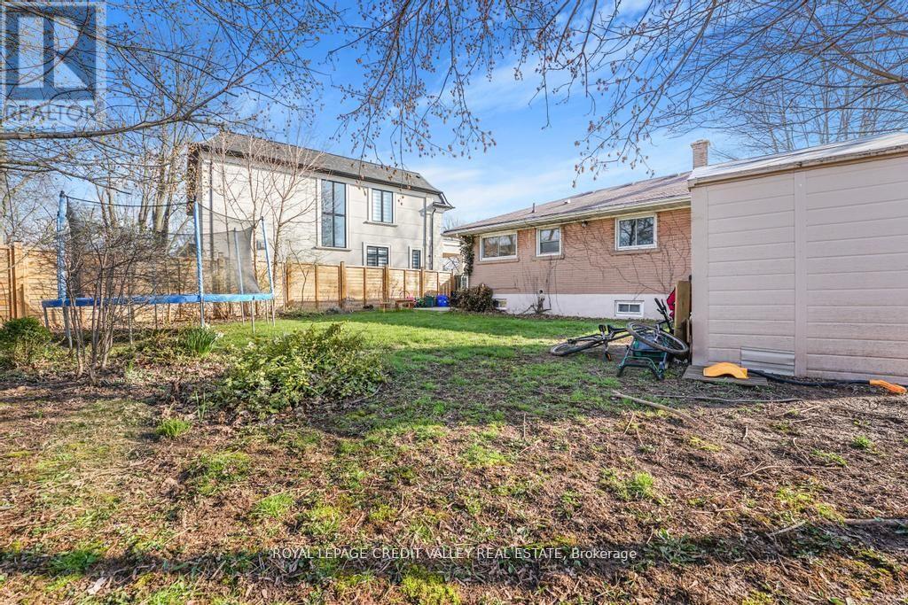 Photo 4 of 535 Taplow Crescent, Oakville ON