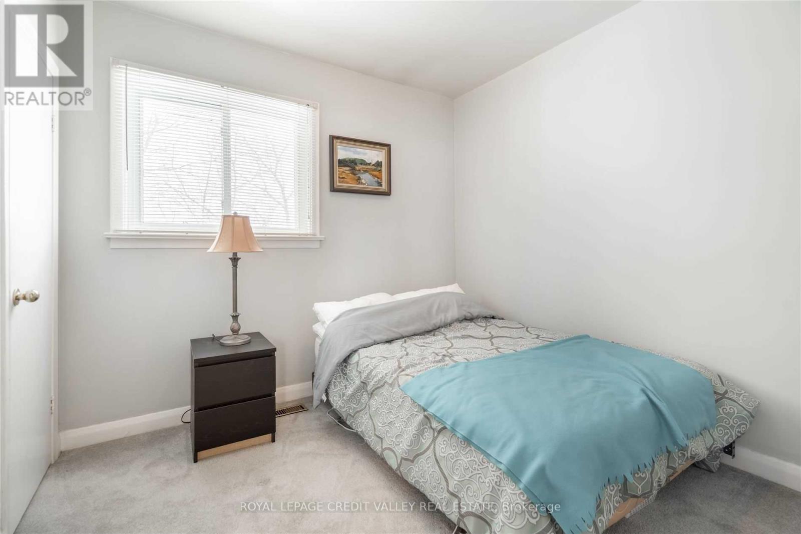 Photo 5 of 535 Taplow Crescent, Oakville ON