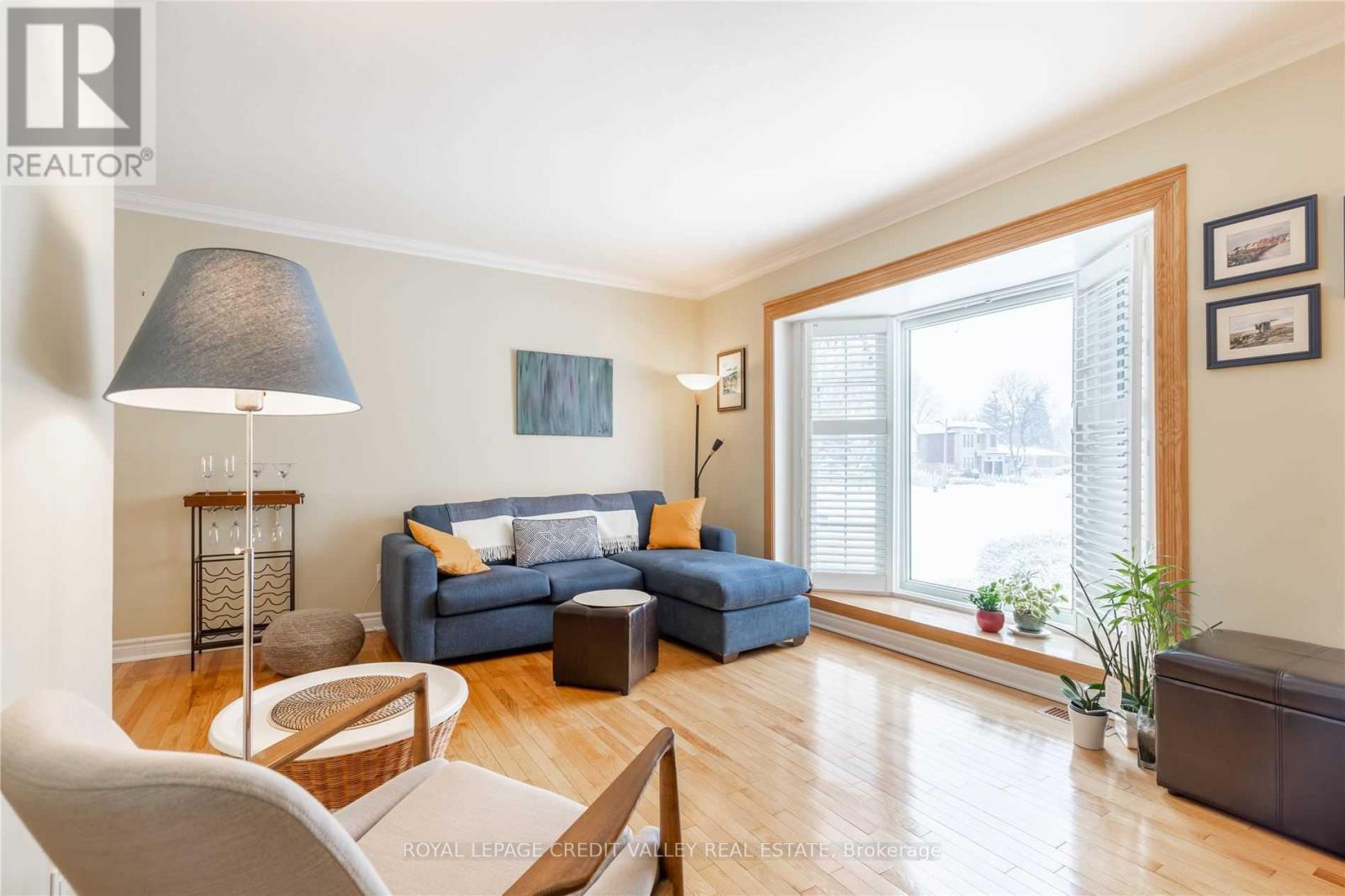 Photo 11 of 535 Taplow Crescent, Oakville ON