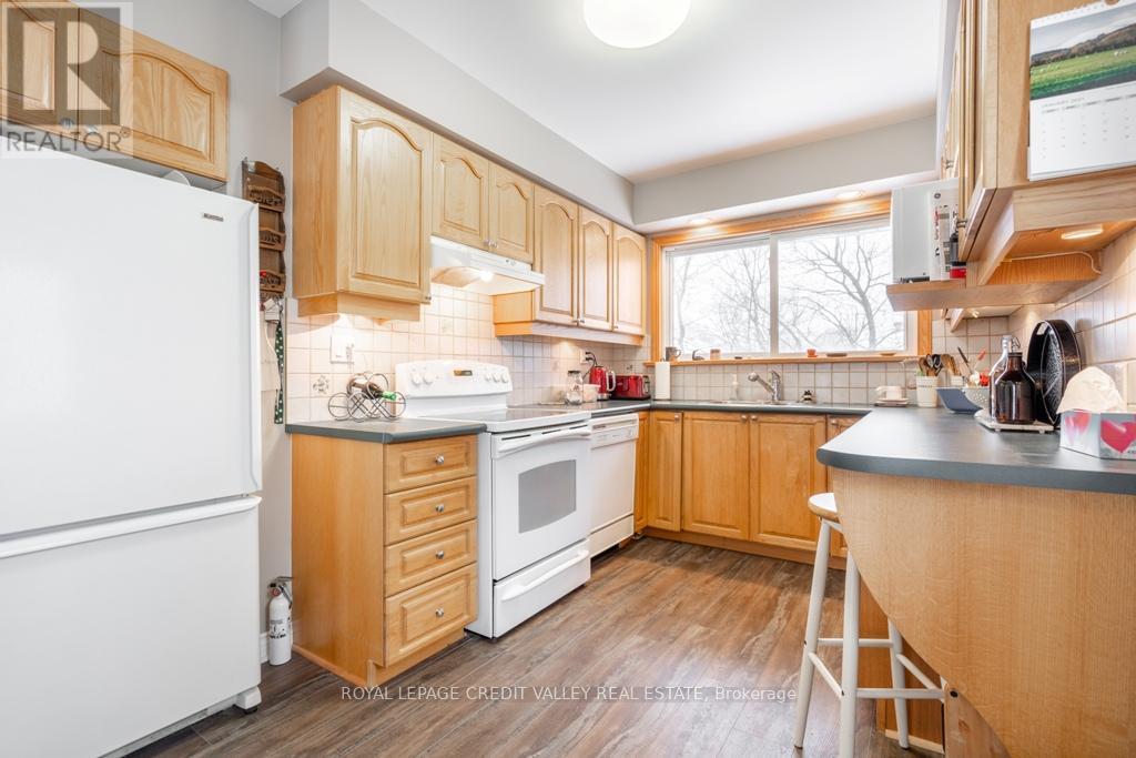 Photo 2 of 535 Taplow Crescent, Oakville ON
