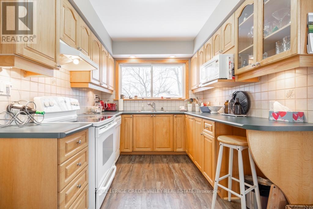 Photo 14 of 535 Taplow Crescent, Oakville ON