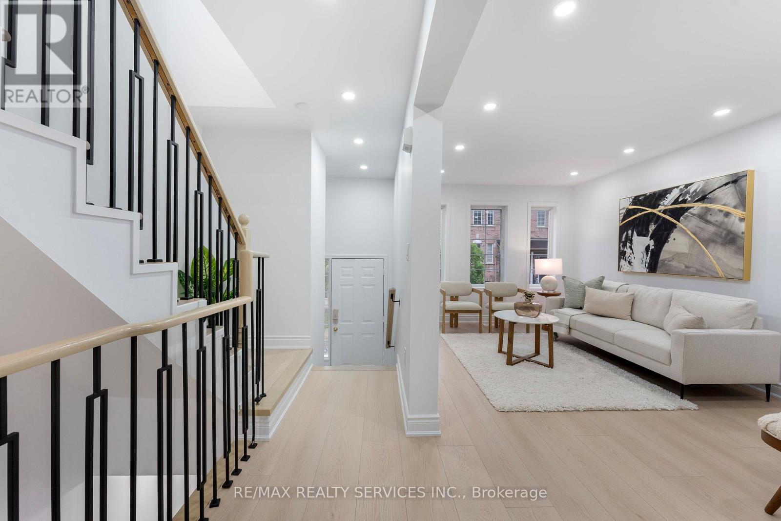 Photo 9 of 28 80 Acorn Place, Mississauga ON