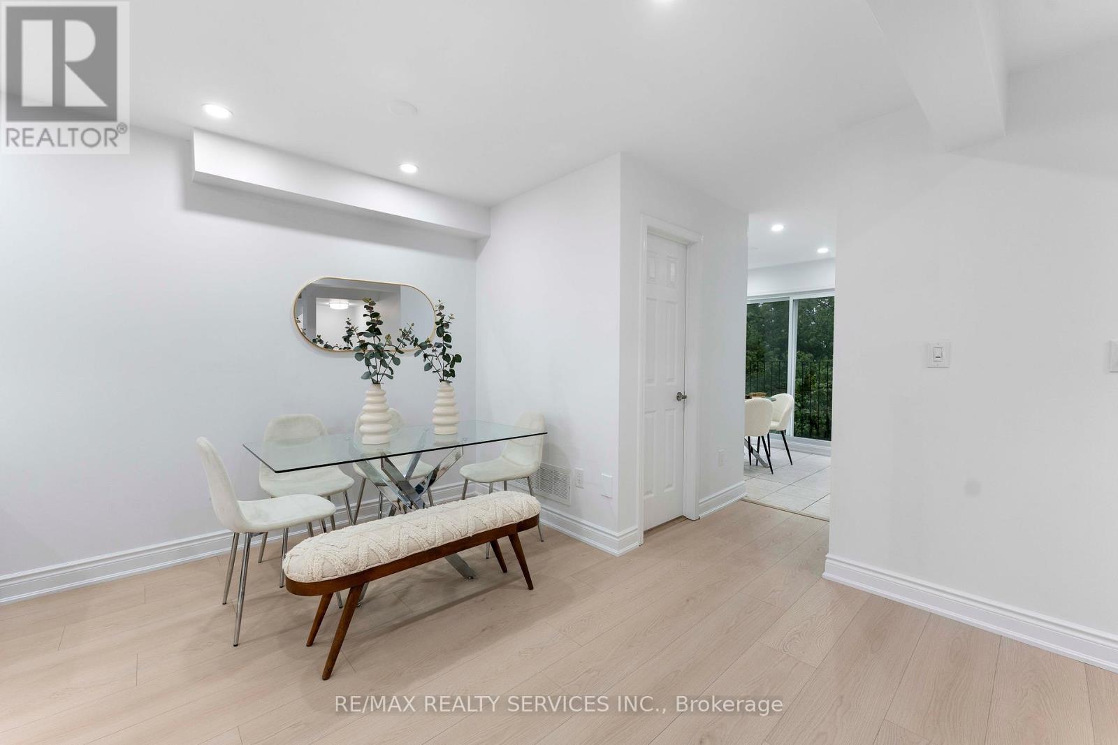 Photo 12 of 28 80 Acorn Place, Mississauga ON