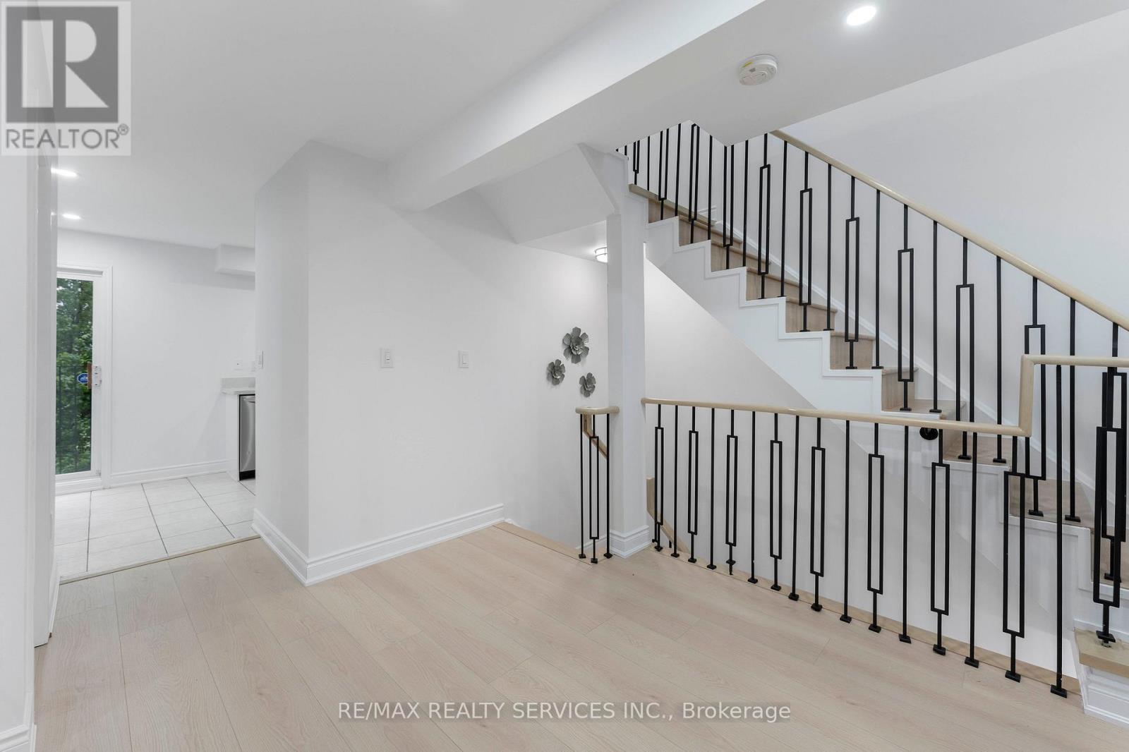 Photo 27 of 28 80 Acorn Place, Mississauga ON