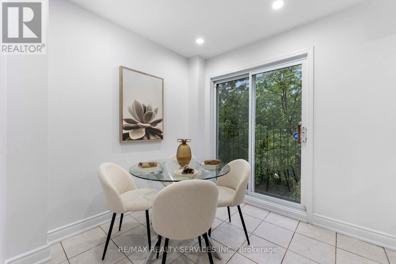 Photo 10 of 28 80 Acorn Place, Mississauga ON