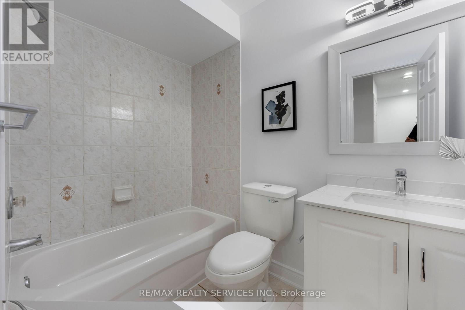 Photo 21 of 28 80 Acorn Place, Mississauga ON