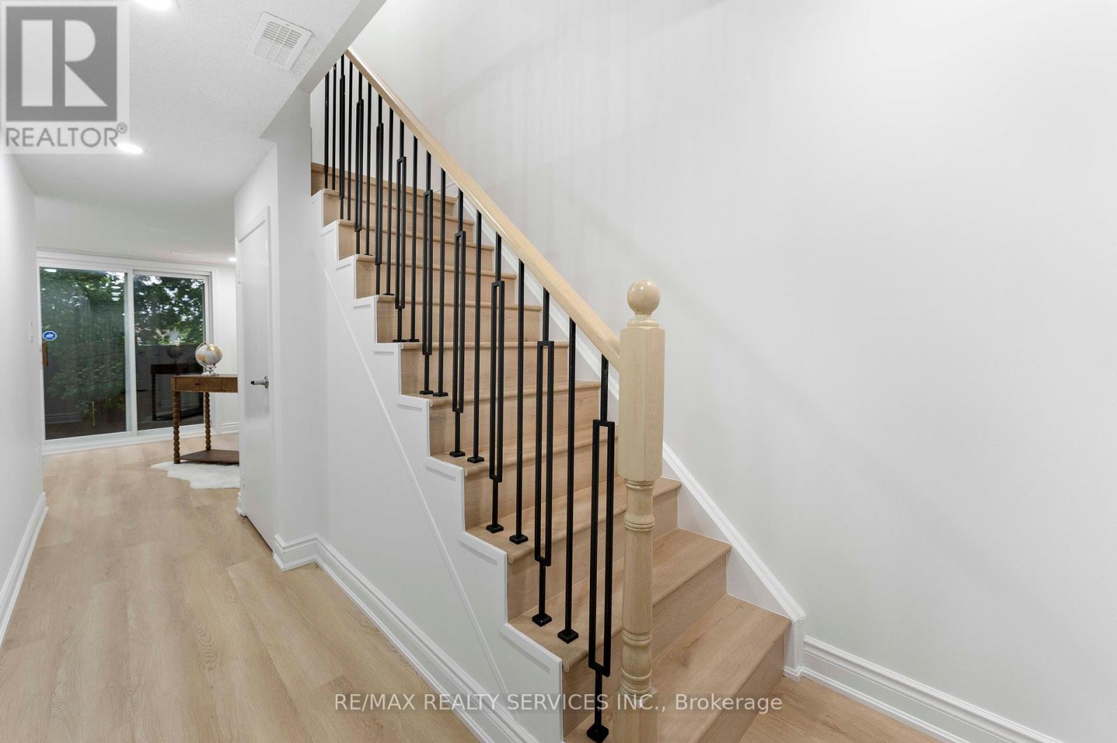 Photo 24 of 28 80 Acorn Place, Mississauga ON