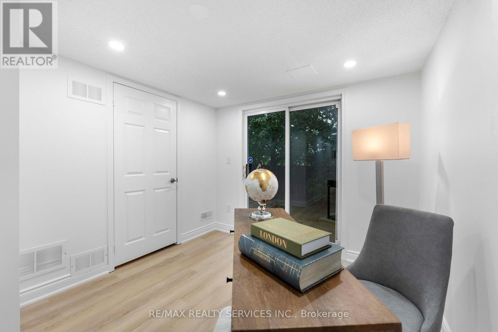 Photo 13 of 28 80 Acorn Place, Mississauga ON