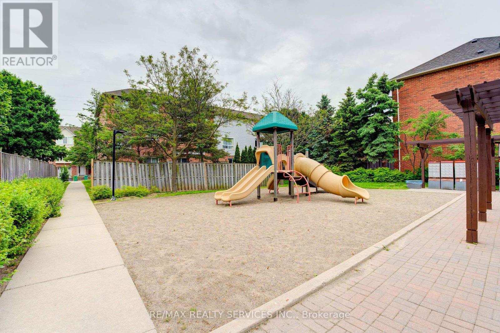 Photo 18 of 28 80 Acorn Place, Mississauga ON