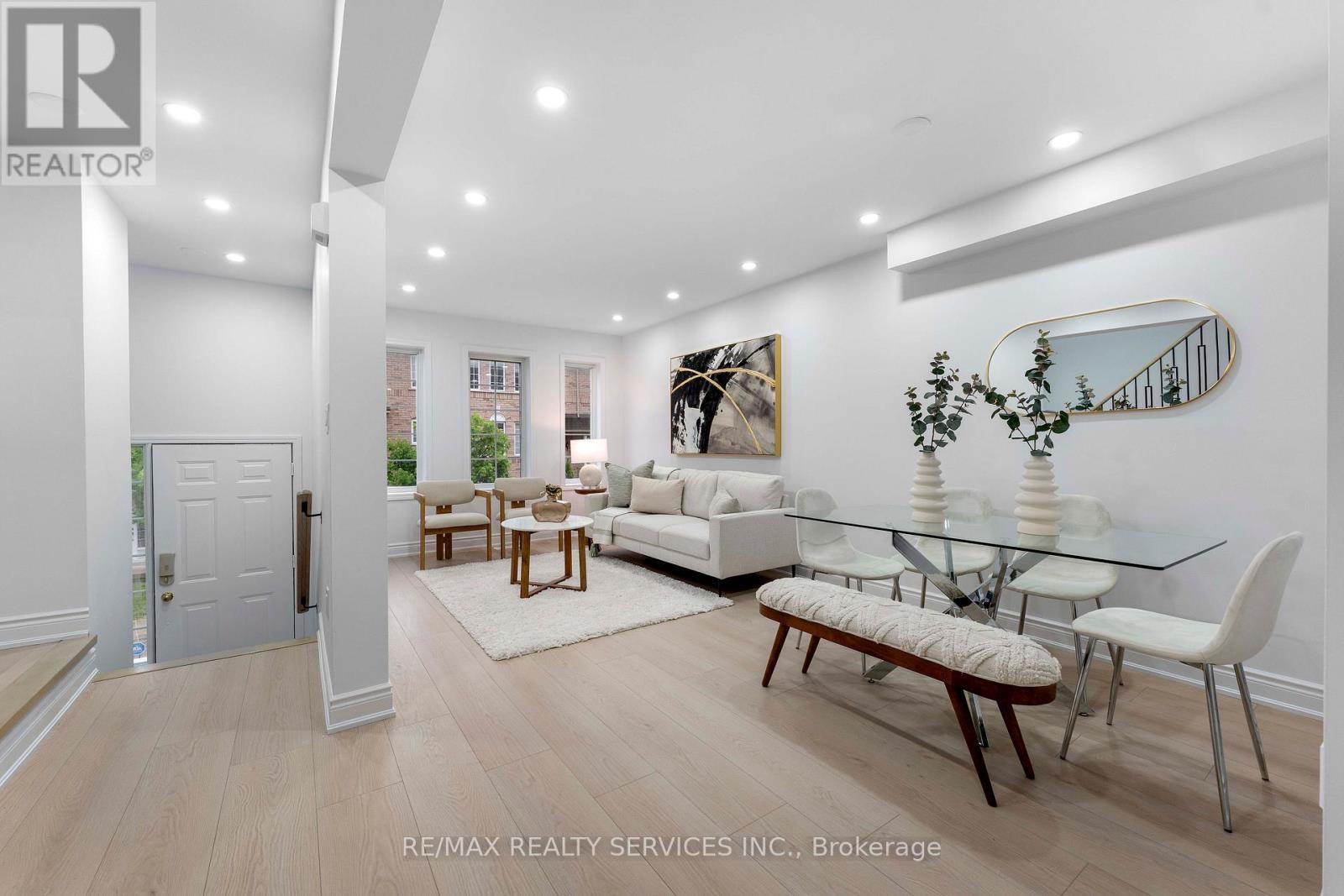 Photo 14 of 28 80 Acorn Place, Mississauga ON