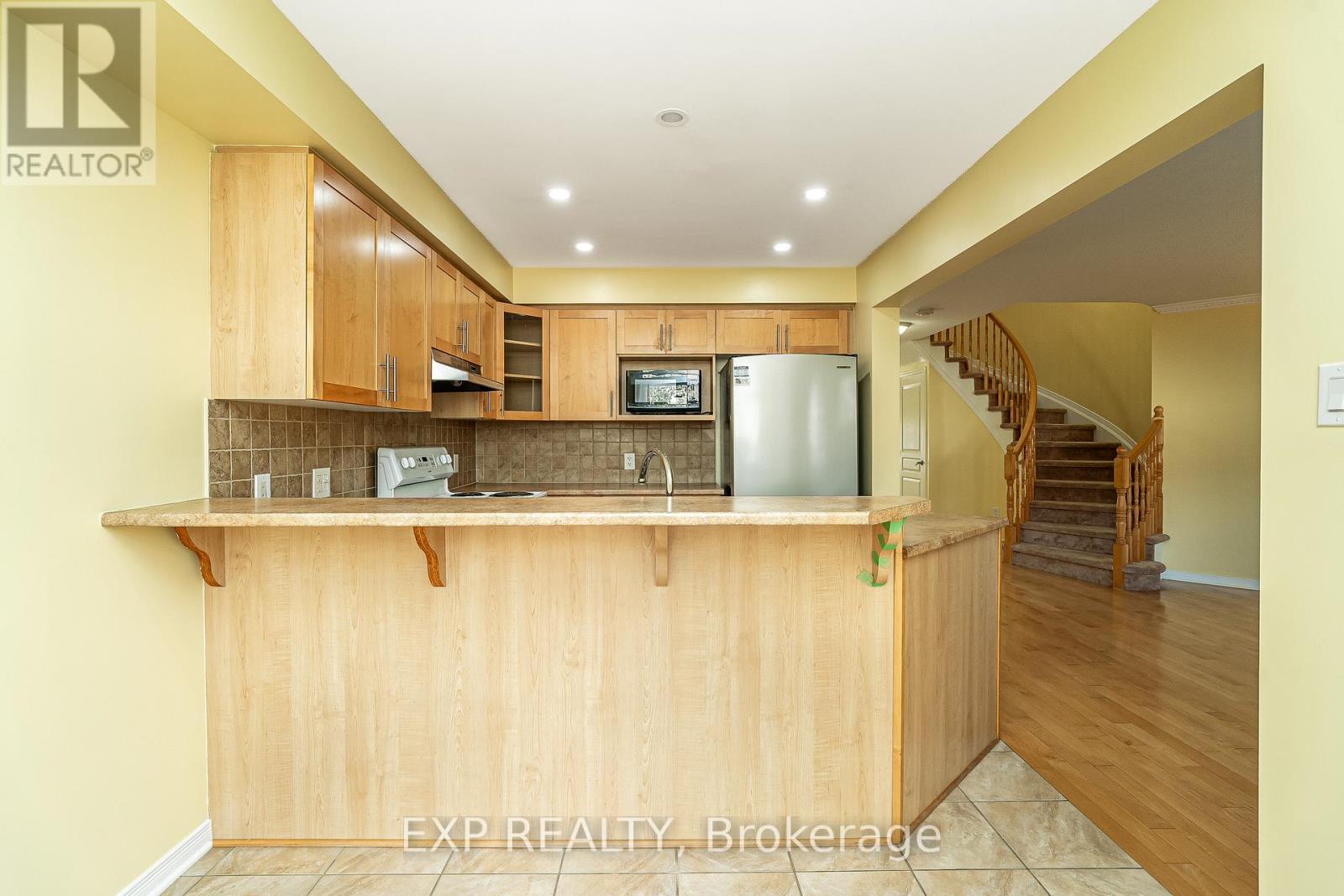 Photo 5 of 611 Braecreek Avenue, Ottawa ON