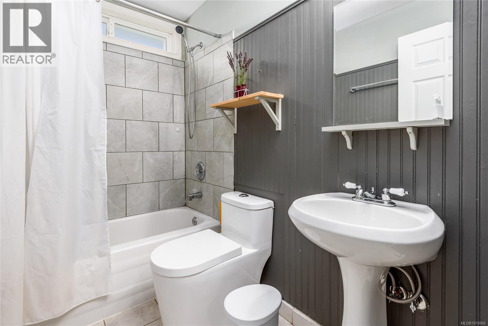 2084 Anna Pl, Courtenay
