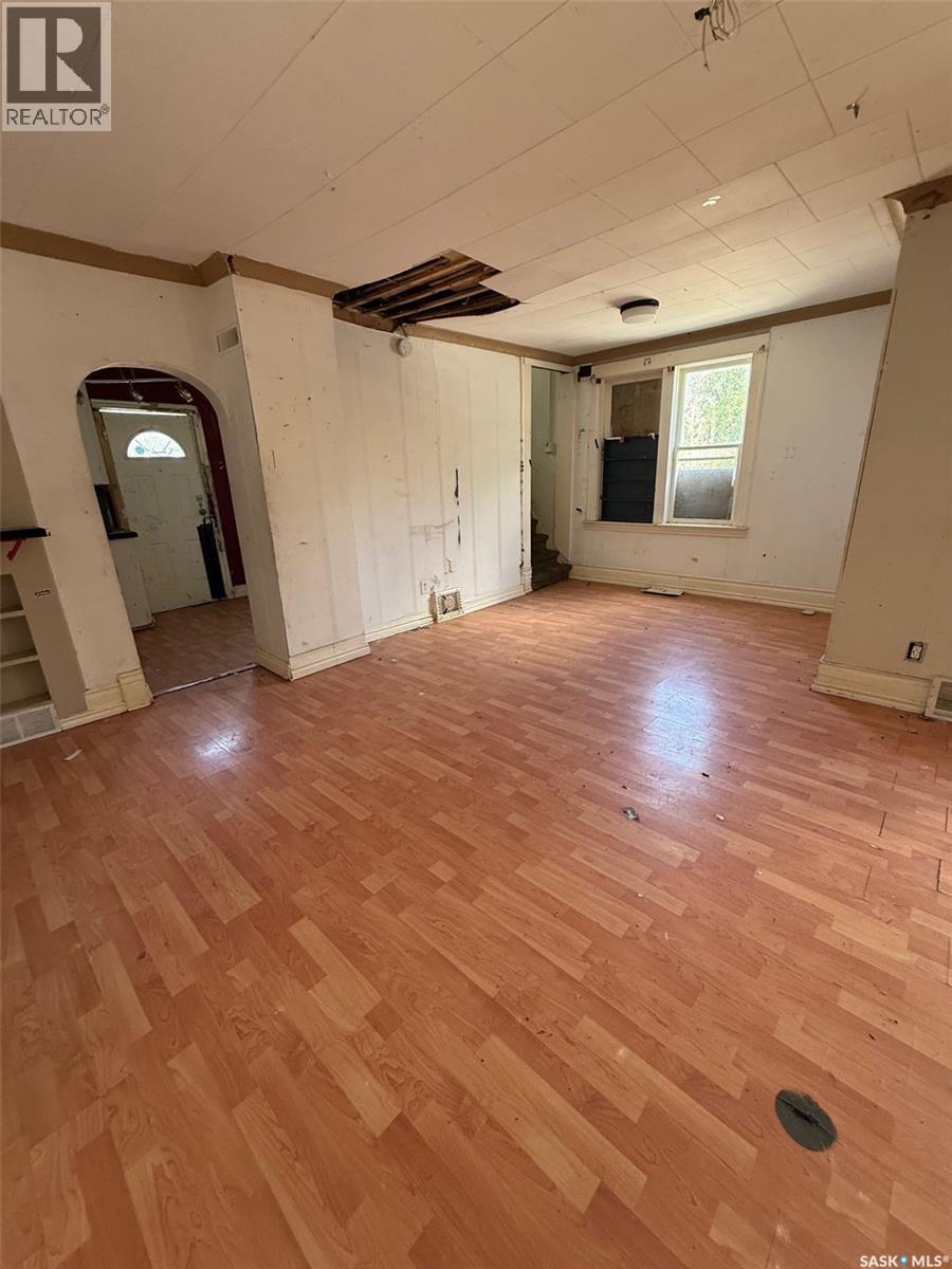 Photo 3 of 1524 Victoria Avenue, Regina SK