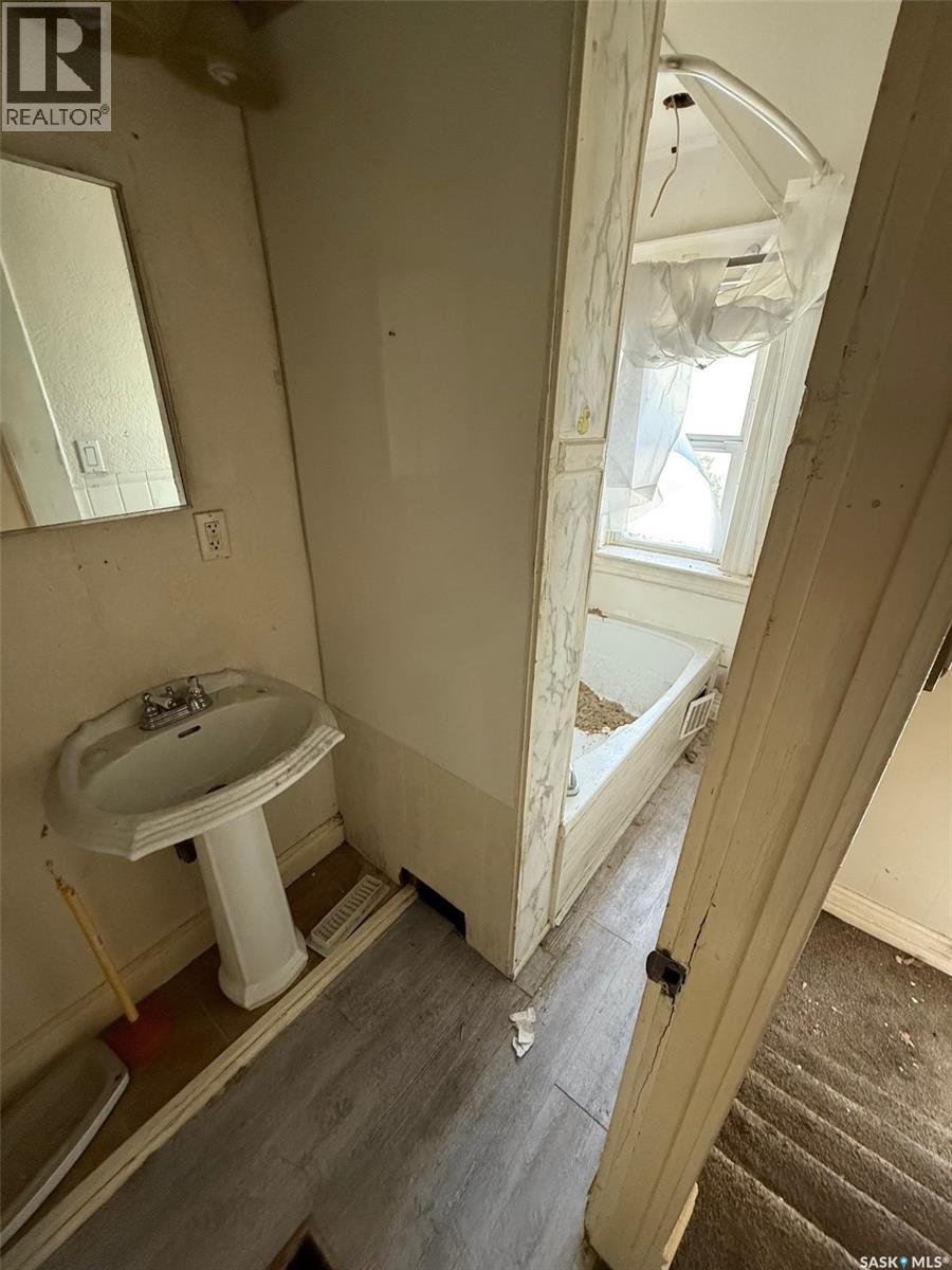 Photo 6 of 1524 Victoria Avenue, Regina SK