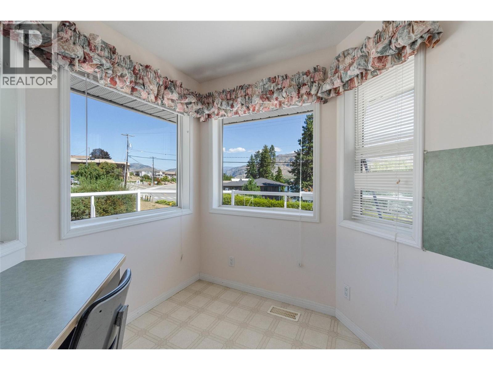 Photo 4 of 6752 Lakeside Drive, Oliver BC
