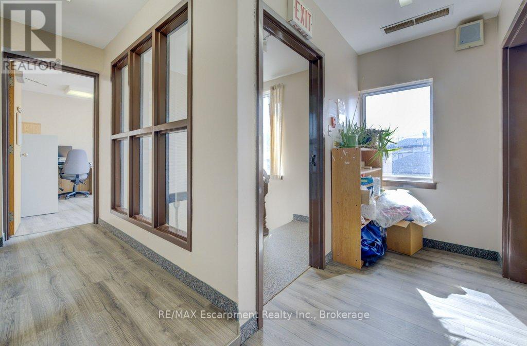 Photo 31 of 70 Chatham Street, Brantford ON