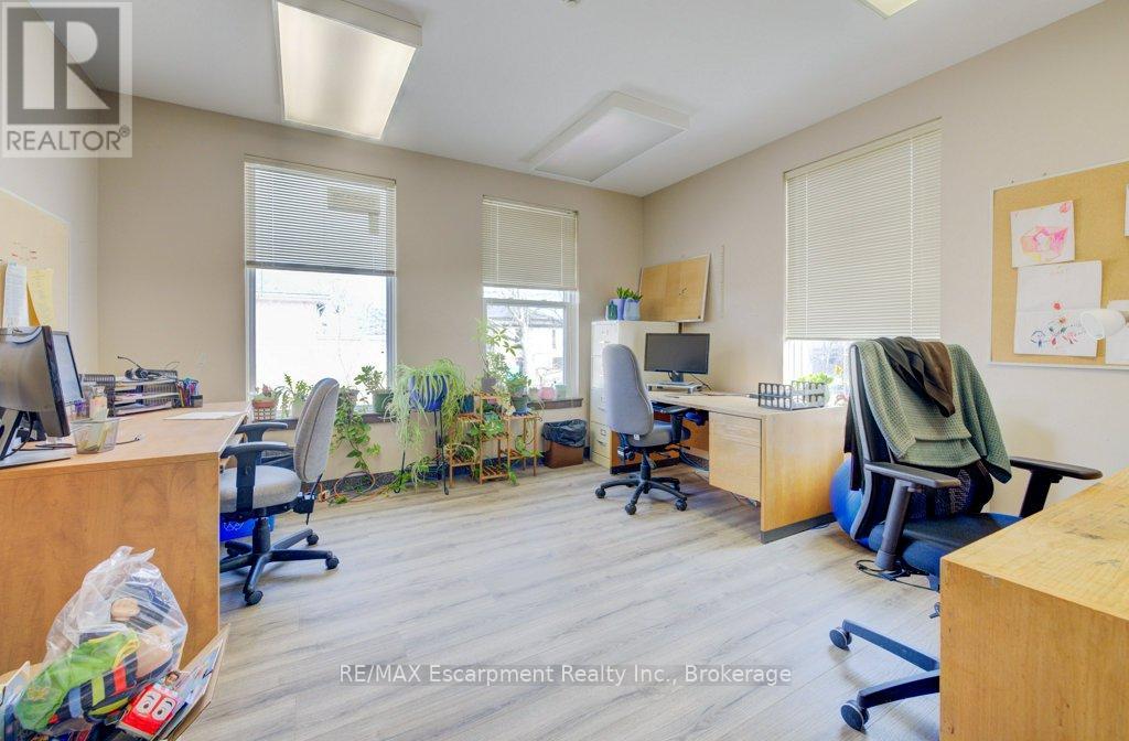 Photo 26 of 70 Chatham Street, Brantford ON