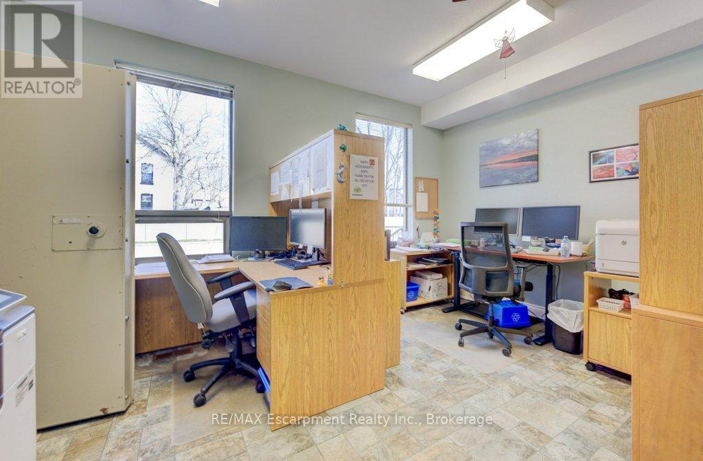 Photo 12 of 80 Chatham Street, Brantford ON