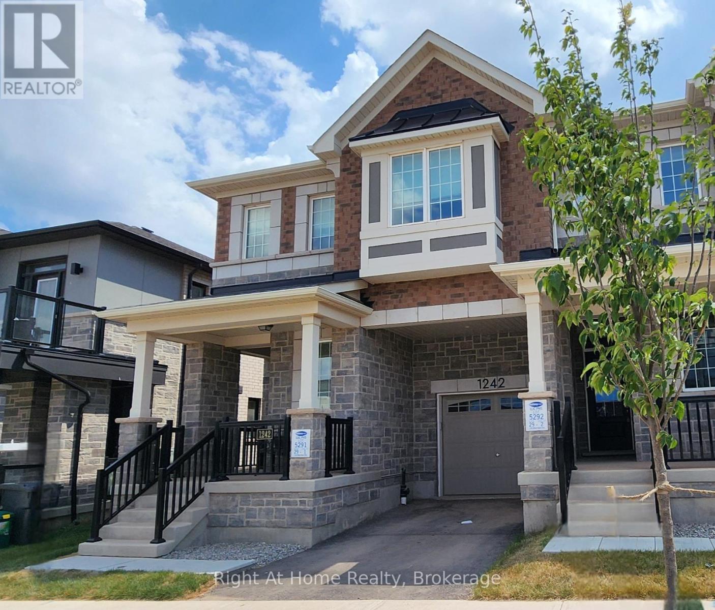 Photo 32 of 1242 Wheat Boom Drive, Oakville ON