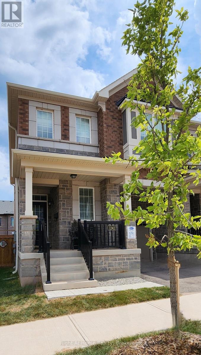 Photo 42 of 1242 Wheat Boom Drive, Oakville ON