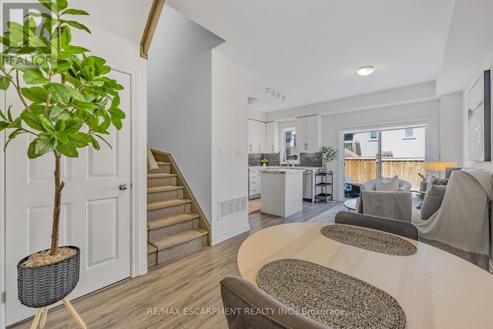 Photo 7 of 3959 Koenig Road, Burlington ON