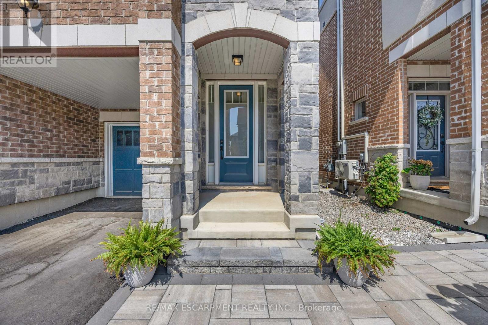 Photo 3 of 3959 Koenig Road, Burlington ON