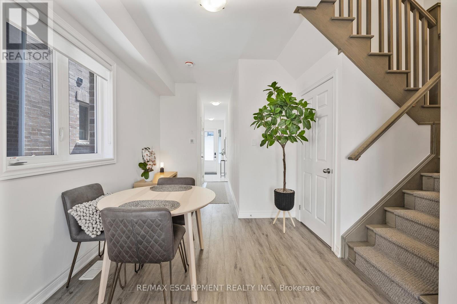 Photo 8 of 3959 Koenig Road, Burlington ON
