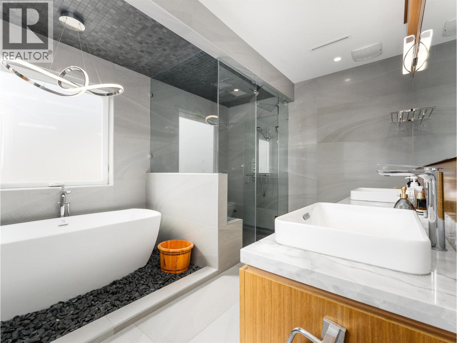 Photo 7 of 6340 Swift Avenue, Richmond BC