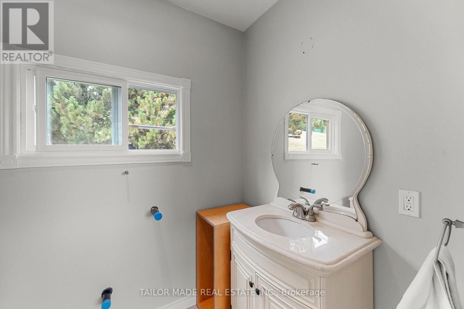 Photo 11 of 48 Marilyn Street, Caledon ON