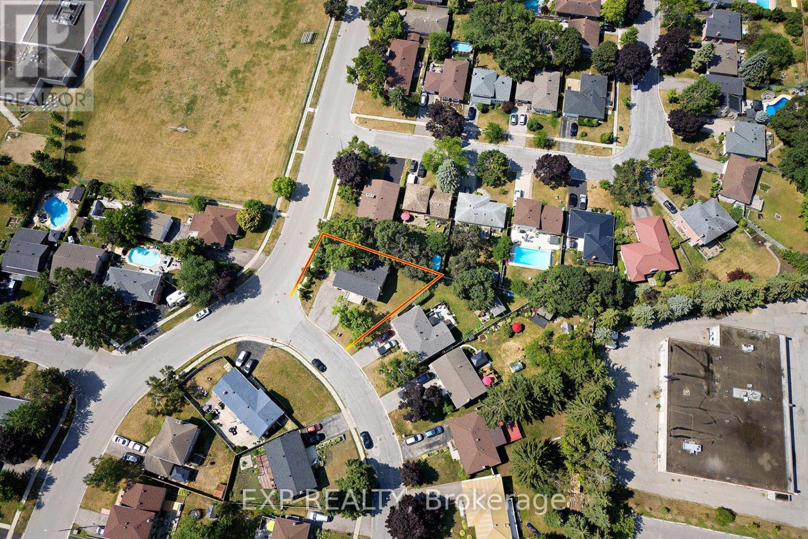 Photo 13 of 2 Roslyn Road, Barrie ON