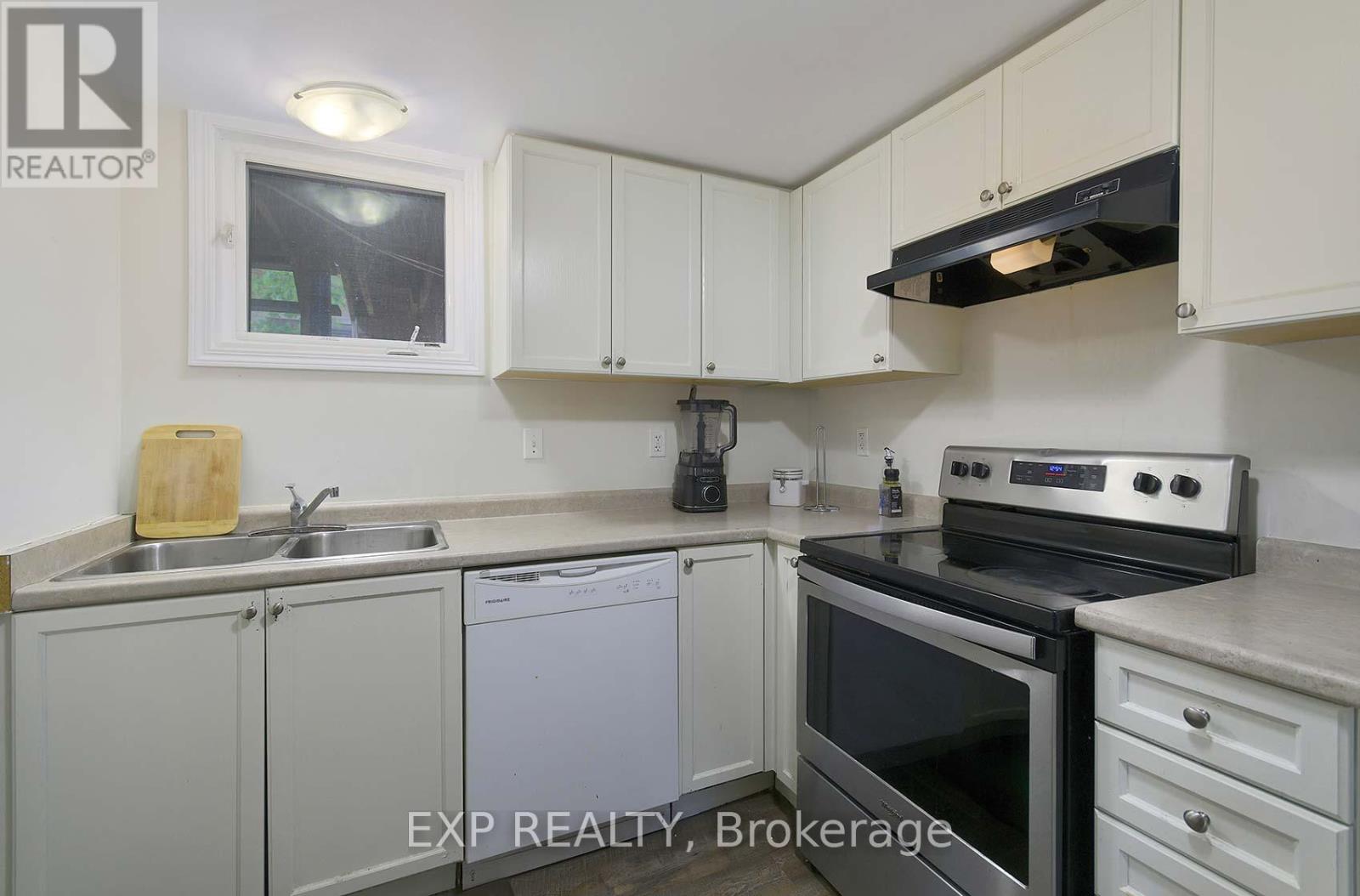 Photo 17 of 2 Roslyn Road, Barrie ON