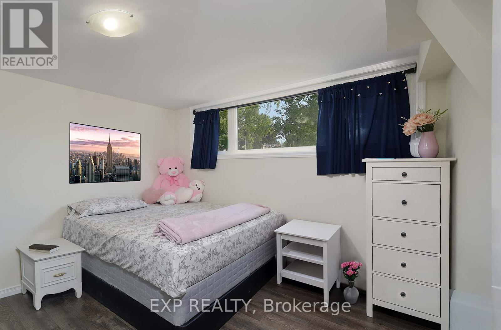Photo 32 of 2 Roslyn Road, Barrie ON