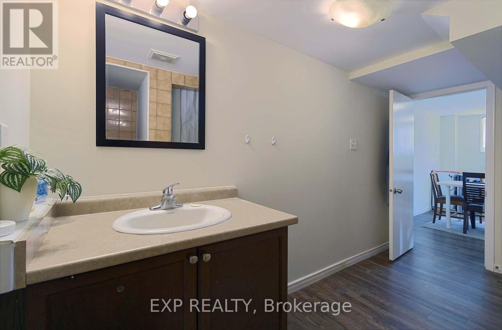 Photo 34 of 2 Roslyn Road, Barrie ON