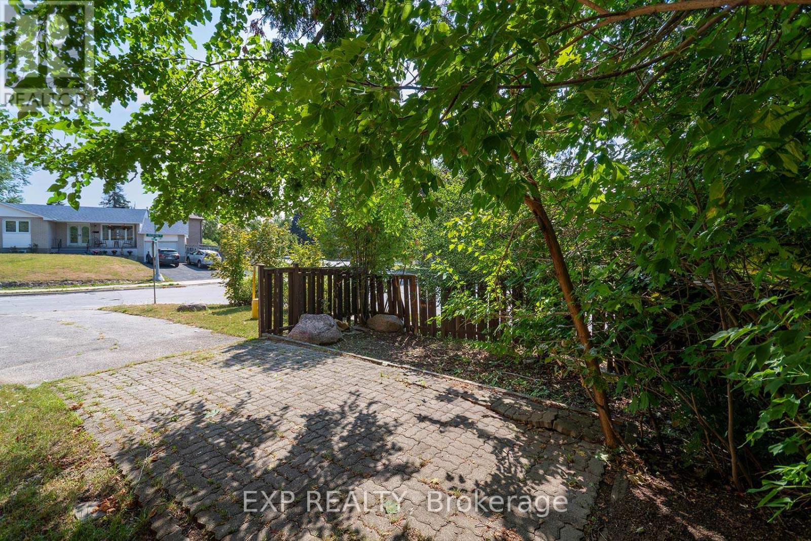 Photo 15 of 2 Roslyn Road, Barrie ON